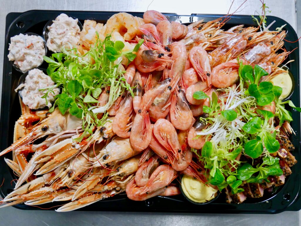 Skaldyrsanretning med dampede jomfruhummer, pil selv rejer, lynstegt tun, rejer i sød chili, vilde argentinske rejer, krebsehalesalat og dressing.